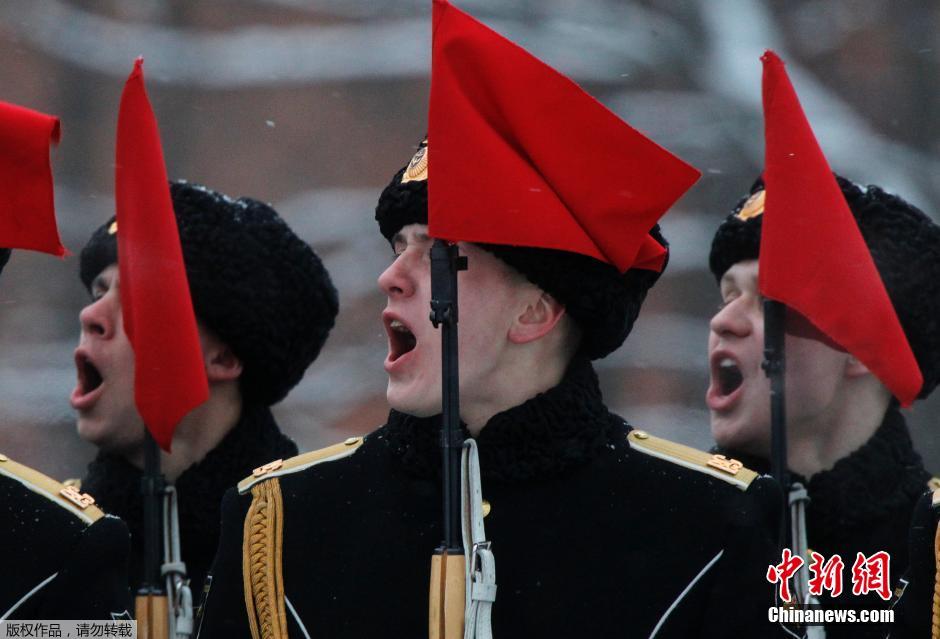 共有1500名俄羅斯官兵和100個單位的軍事裝備參加了閱兵式 共有1500名俄羅斯官兵和100個單位的軍事裝備參加了閱兵式