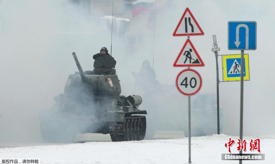 共有1500名俄羅斯官兵和100個單位的軍事裝備參加了閱兵式 共有1500名俄羅斯官兵和100個單位的軍事裝備參加了閱兵式