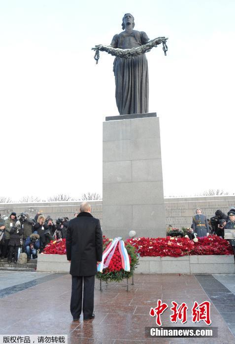 普京獻花紀(jì)念列寧格勒保衛(wèi)戰(zhàn)勝利70周年 普京獻花紀(jì)念列寧格勒保衛(wèi)戰(zhàn)勝利70周年