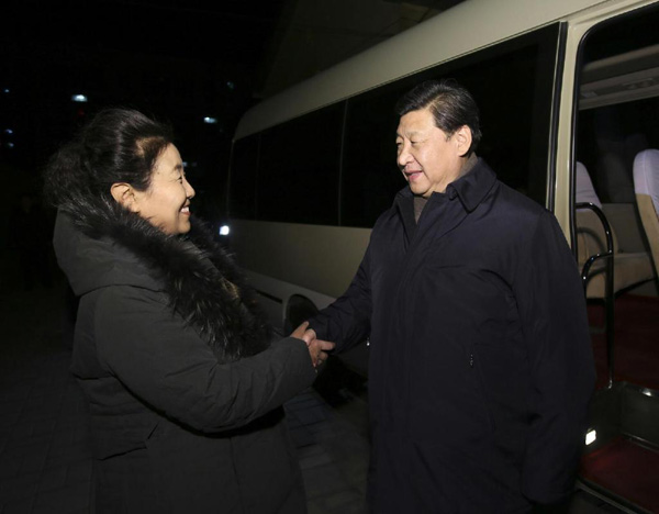 習(xí)近平27日晚看望了牛玉儒同志家屬。