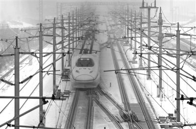 昨日，由武漢始發(fā)到北京G508次高鐵沿途被大雪覆蓋，列車廣播告知受降雪天氣影響，為確保行車安全降速運行，預(yù)計晚點1小時10分鐘。圖/CFP