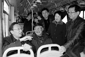 繆瑞林在車上與市民、乘委會(huì)委員交流 通訊員 卜照雪 攝