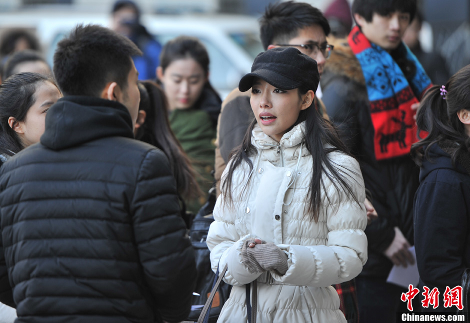 圖為表演系考生走出考場(chǎng)。