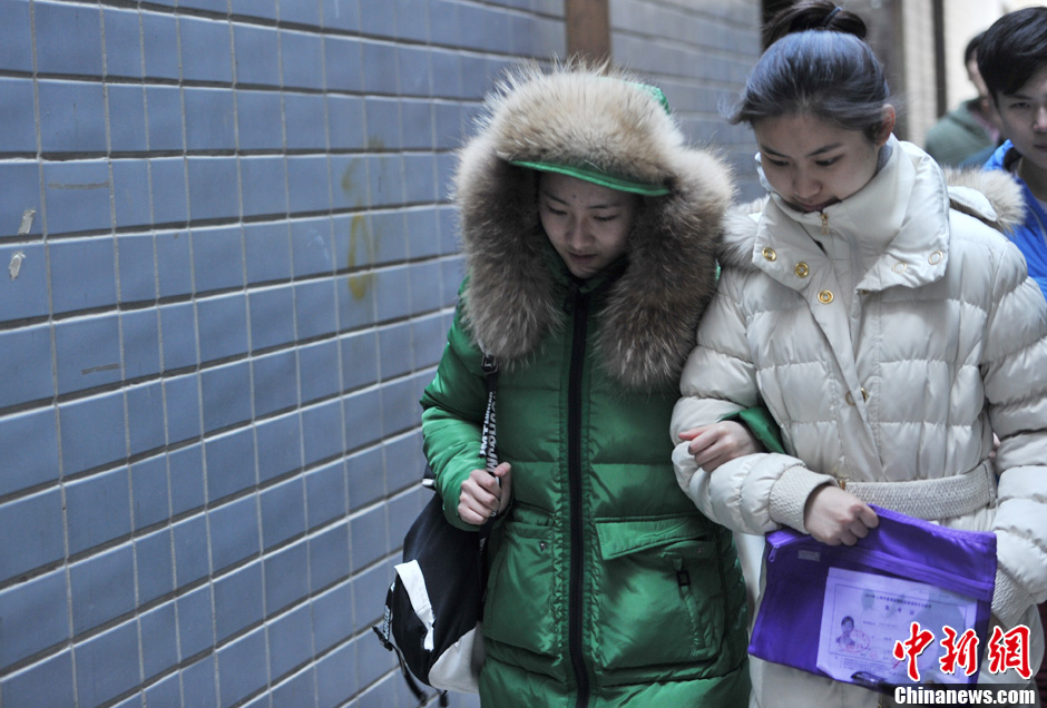 圖為表演系考生走出考場(chǎng)。