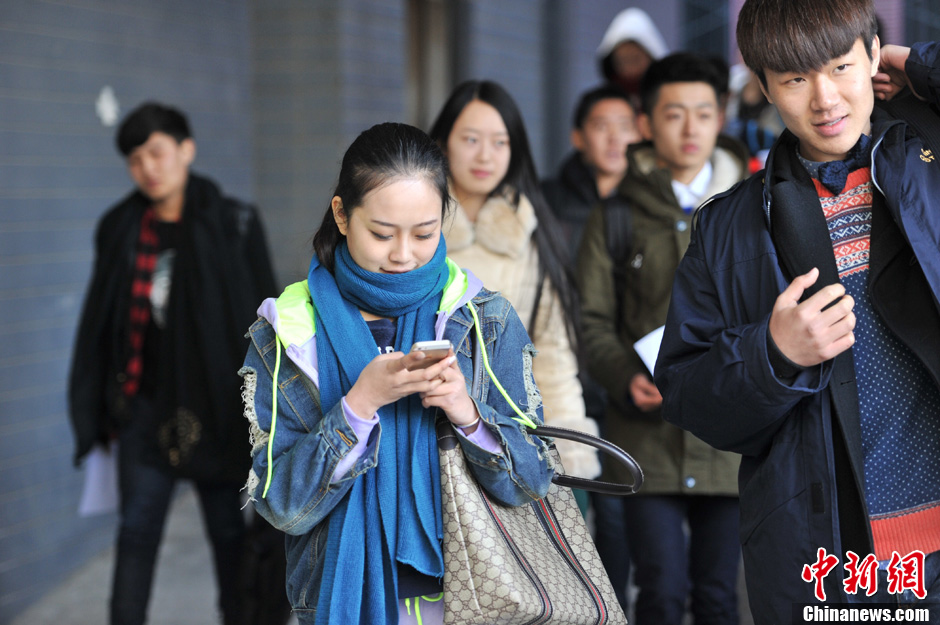 圖為表演系考生走出考場(chǎng)。