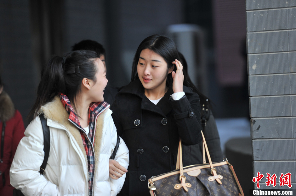 圖為表演系考生走出考場(chǎng)。