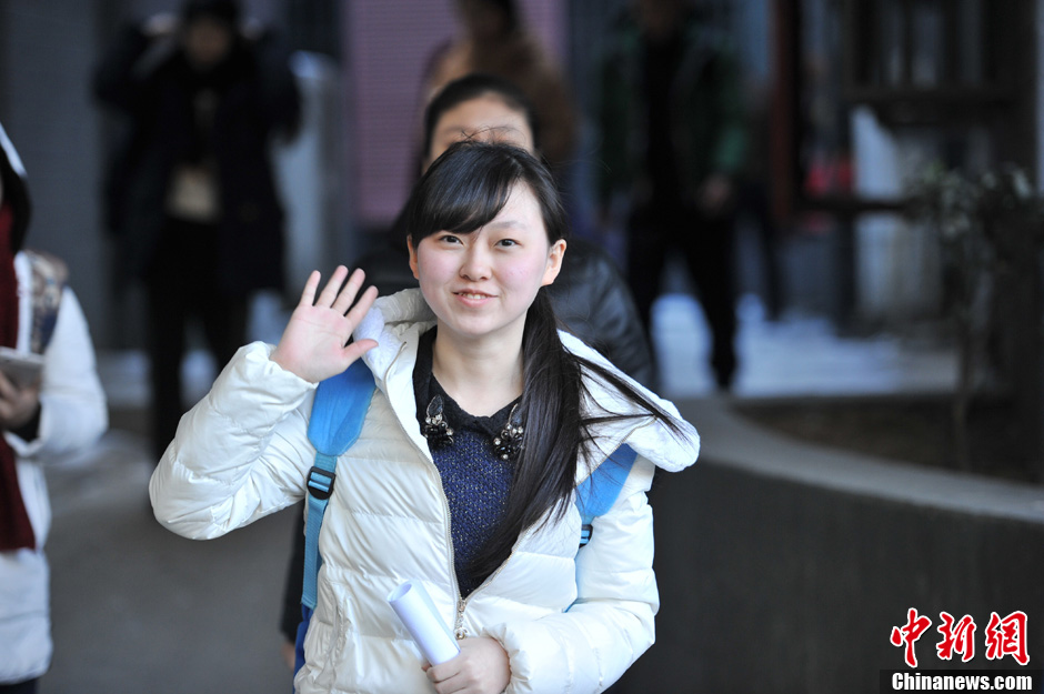 圖為表演系考生走出考場(chǎng)。