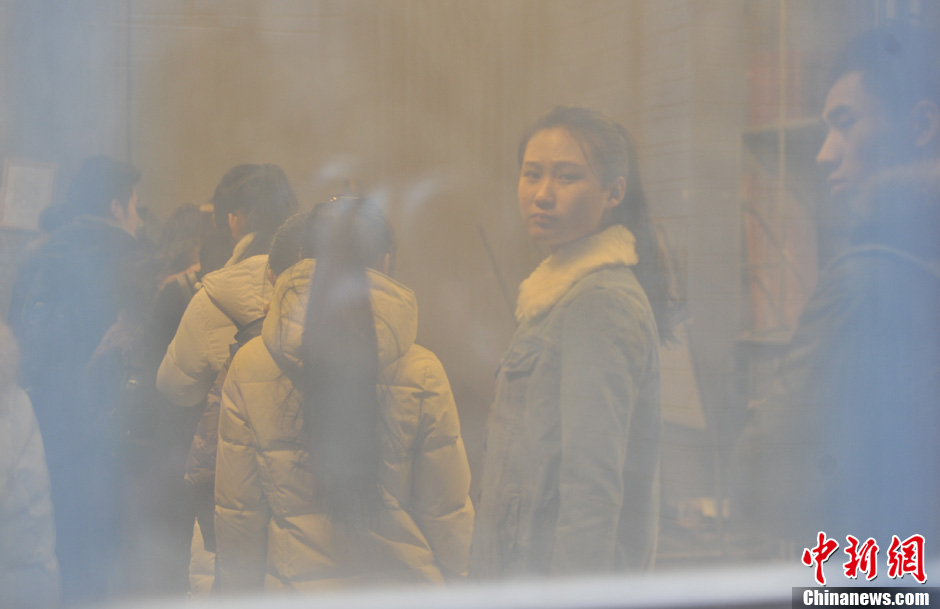 圖為表演系考生走出考場(chǎng)。