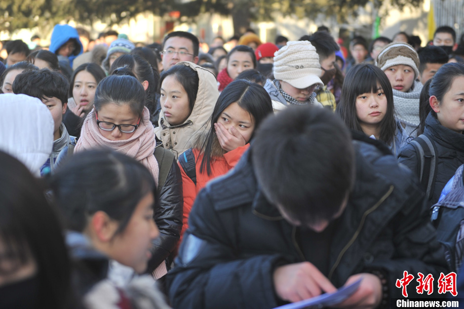 圖為報(bào)考現(xiàn)場(chǎng)。