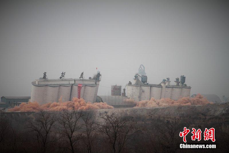 　2014年2月17日，石家莊市再次啟動壓減水泥過剩產(chǎn)能、治理大氣污染水泥企業(yè)集中爆破拆除行動。