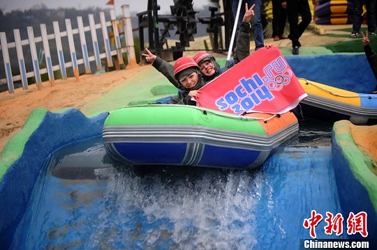 　圖為外國(guó)友人舉著標(biāo)語(yǔ)體驗(yàn)水上漂。陳超　攝