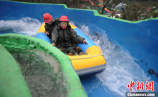 圖為外國(guó)友人體驗(yàn)水上漂。陳超　攝