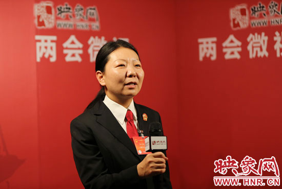 在映象網(wǎng)全國兩會北京演播室，全國人大代表、寶豐縣鬧店鎮(zhèn)法庭庭長朱正栩做客《兩會微視》訪談。