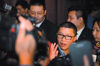 3月10日23時(shí)許，與馬航失聯(lián)航班部分乘客家屬乘坐同一航班的乘客在北京首都機(jī)場(chǎng)辦理值機(jī)手續(xù)。新華社