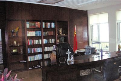 遼寧大學(xué)黨委書記被曝光的辦公室。 網(wǎng)絡(luò)截圖