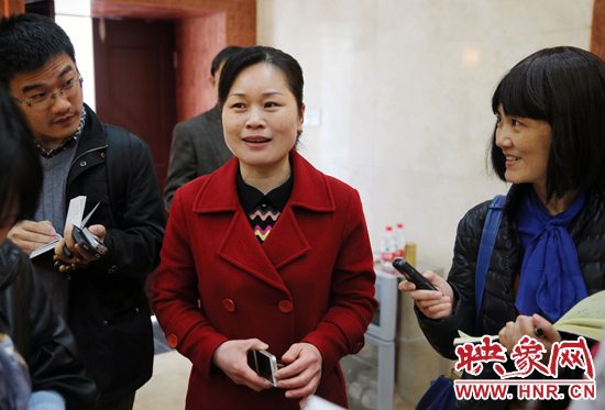 董亞娜是焦裕祿紀念館副館長，她兩次給習近平講解，贊總書記看得仔細，聽得認真。3月20日，記者在蘭考采