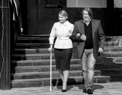 3月27日，烏克蘭基輔，前總理季莫申科在朋友的陪伴下赴新聞發(fā)布會(huì)現(xiàn)場(chǎng)，宣布將參加烏克蘭總統(tǒng)選舉。