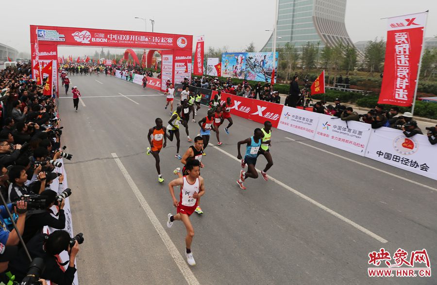 專(zhuān)業(yè)組選手起跑。