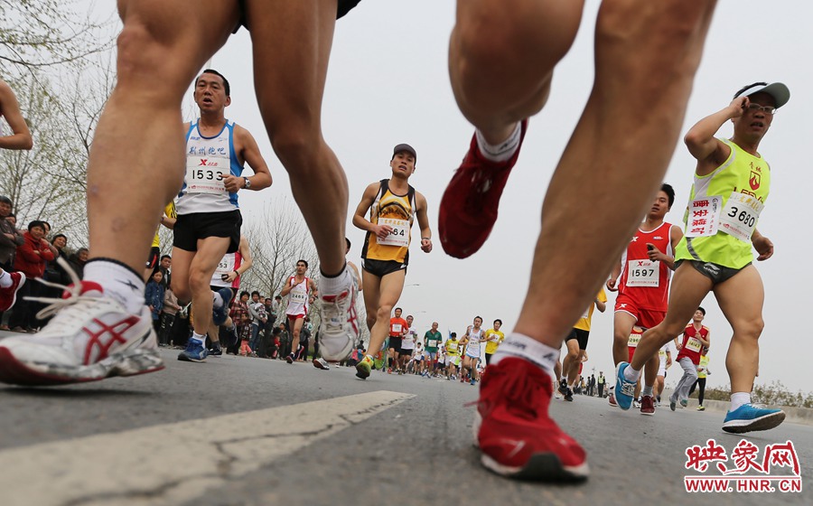 約五公里處，選手們已經(jīng)拉開(kāi)了距離。