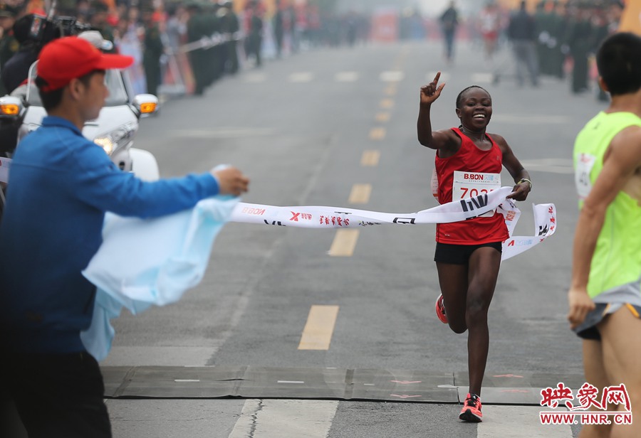 女子全程第一個(gè)沖過(guò)終點(diǎn)線的選手。