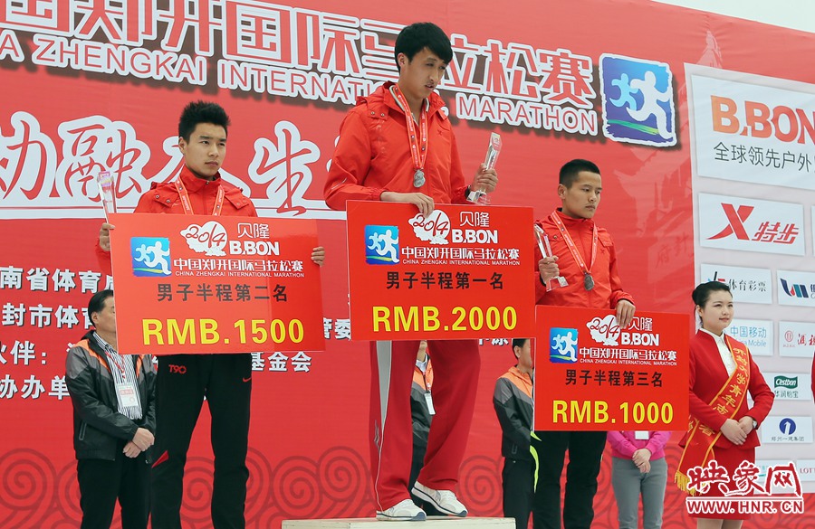 男子半程前三名選手。