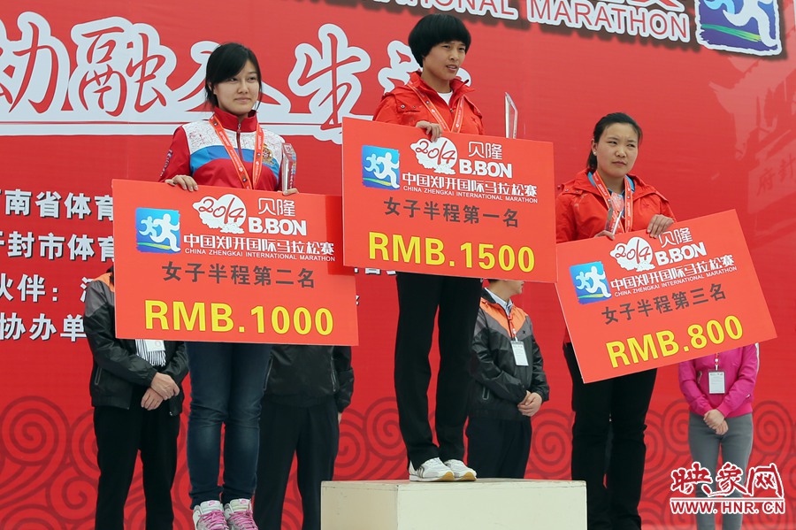 女子半程前三名選手。