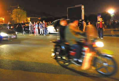 3月30日凌晨，地震發(fā)生后，秭歸縣城一些居民聚集到開闊的廣場(chǎng)上。新華社發(fā)