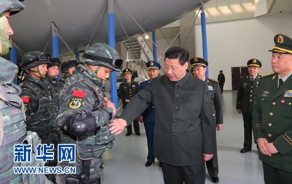 這是習近平同特戰(zhàn)隊員親切交談，詳細詢問他們的教學訓練和生活情況。