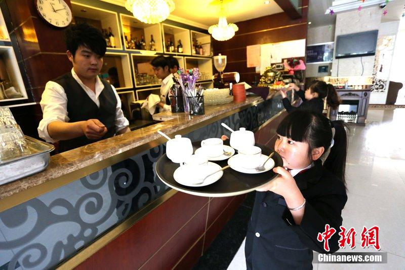 鄭州現(xiàn)袖珍人童話主題餐廳 店員平均身高1.3米 鄭州現(xiàn)袖珍人童話主題餐廳 店員平均身高1.3米