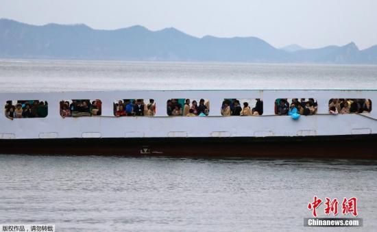 　4月17日清晨，失蹤者家屬乘坐渡輪前往事故現(xiàn)場。