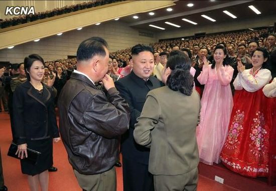 金正恩攜夫人李雪主看牡丹峰樂(lè)團(tuán)演出 金正恩攜夫人李雪主看牡丹峰樂(lè)團(tuán)演出