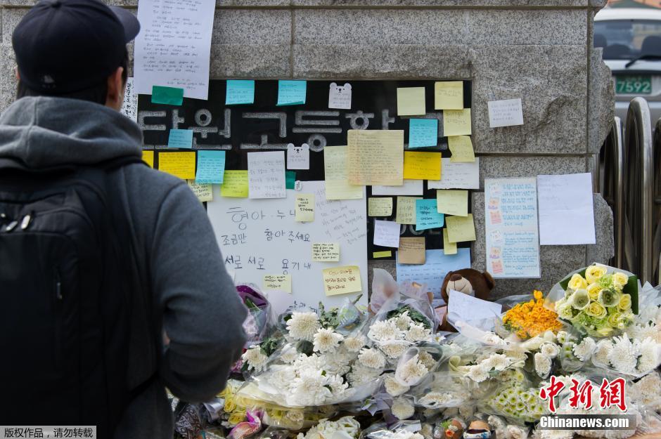 當(dāng)?shù)貢r(shí)間2014年4月21日，韓國(guó)安山，民眾持續(xù)為沉沒(méi)客輪失蹤乘客祈禱。