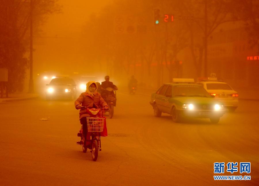 4月23日，沙塵暴中的敦煌街頭。
