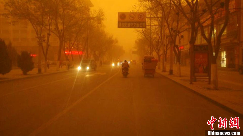 4月23日中午，甘肅酒泉多地出現(xiàn)強沙塵暴。