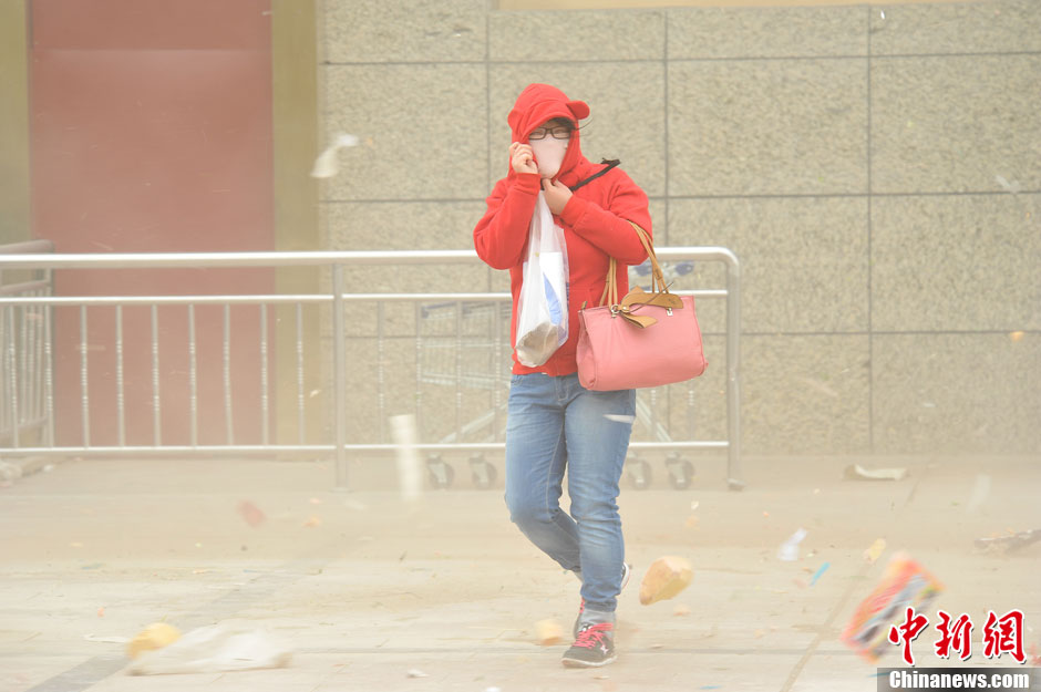 4月23日，受強冷空氣影響，新疆哈密出現(xiàn)出現(xiàn)強沙塵和降溫天氣