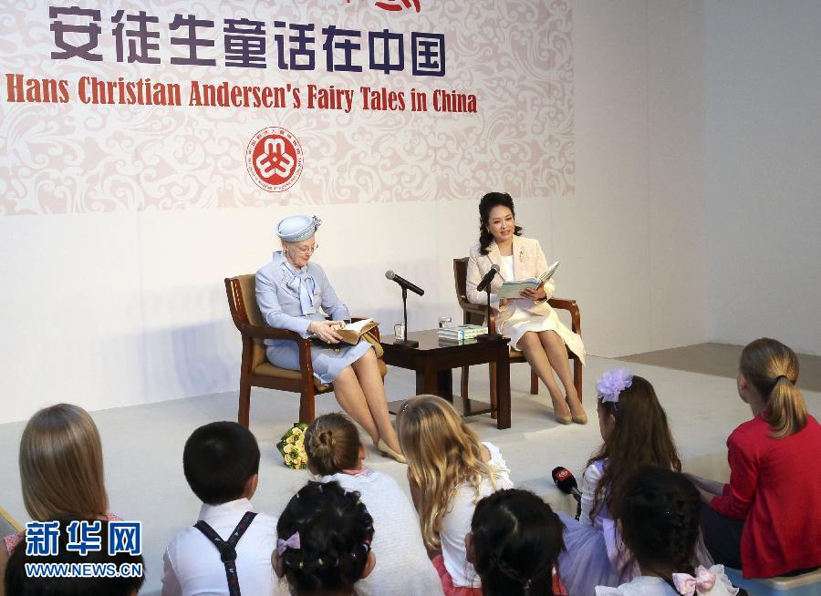 這是彭麗媛和瑪格麗特二世來到兩國孩子們當中，為孩子們朗讀安徒生童話《丑小鴨》選段。