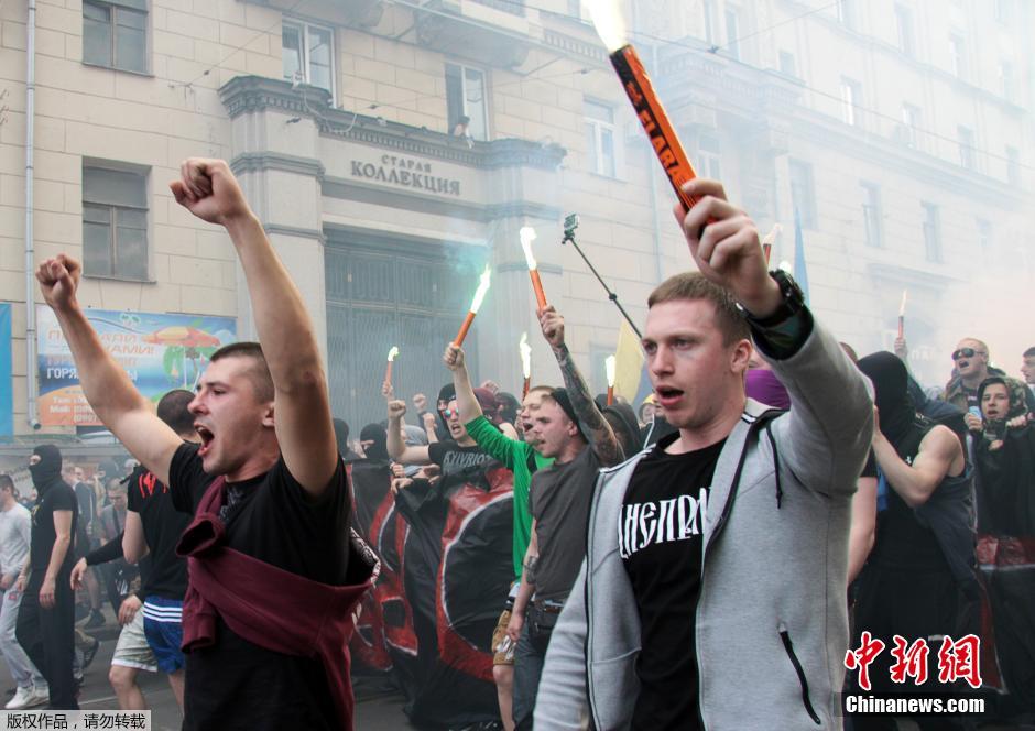 當(dāng)?shù)貢r(shí)間4月28日，烏克蘭哈爾科夫，親歐民眾和親俄民眾在街頭示威時(shí)發(fā)生大規(guī)模沖突。