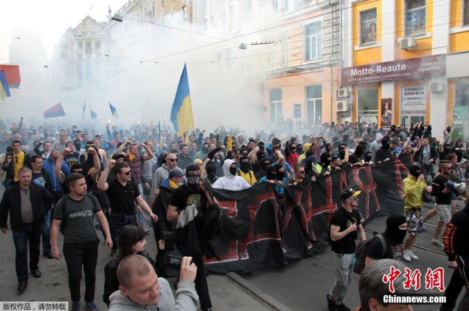 當(dāng)?shù)貢r(shí)間4月28日，烏克蘭哈爾科夫，親歐民眾和親俄民眾在街頭示威時(shí)發(fā)生大規(guī)模沖突。