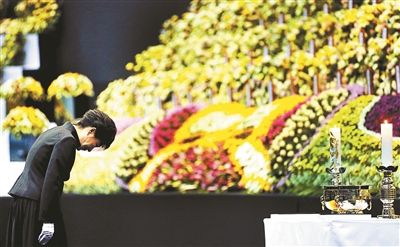4月29日，韓國總統(tǒng)樸槿惠為“歲月”號沉沒客輪死難者默哀圖片/IC