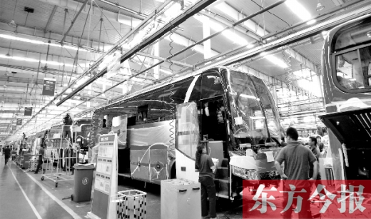 隨著能源和環(huán)保的壓力加大，跟隨國(guó)家的產(chǎn)業(yè)風(fēng)向標(biāo)，河南汽車產(chǎn)業(yè)也大力發(fā)展電動(dòng)汽車，力求“彎道超車”。