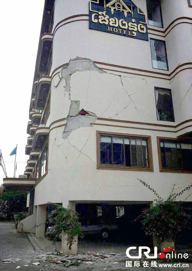 　當(dāng)?shù)貢r間2014年5月5日，泰國清萊，一棟酒店大樓墻皮脫落。 圖片來源：東方IC