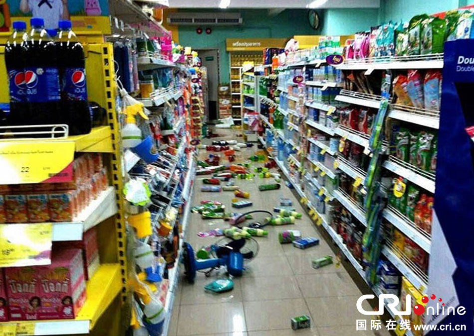 　當(dāng)?shù)貢r間2014年5月5日，泰國清萊，超市貨架上的商品散落一地。