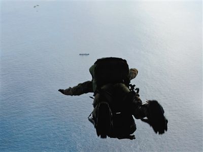 美國空軍救助兩名中國漁民