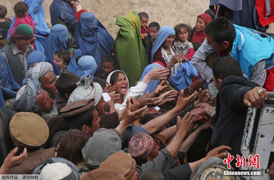 阿富汗山體滑坡災民哄搶救災物資 阿富汗山體滑坡災民哄搶救災物資