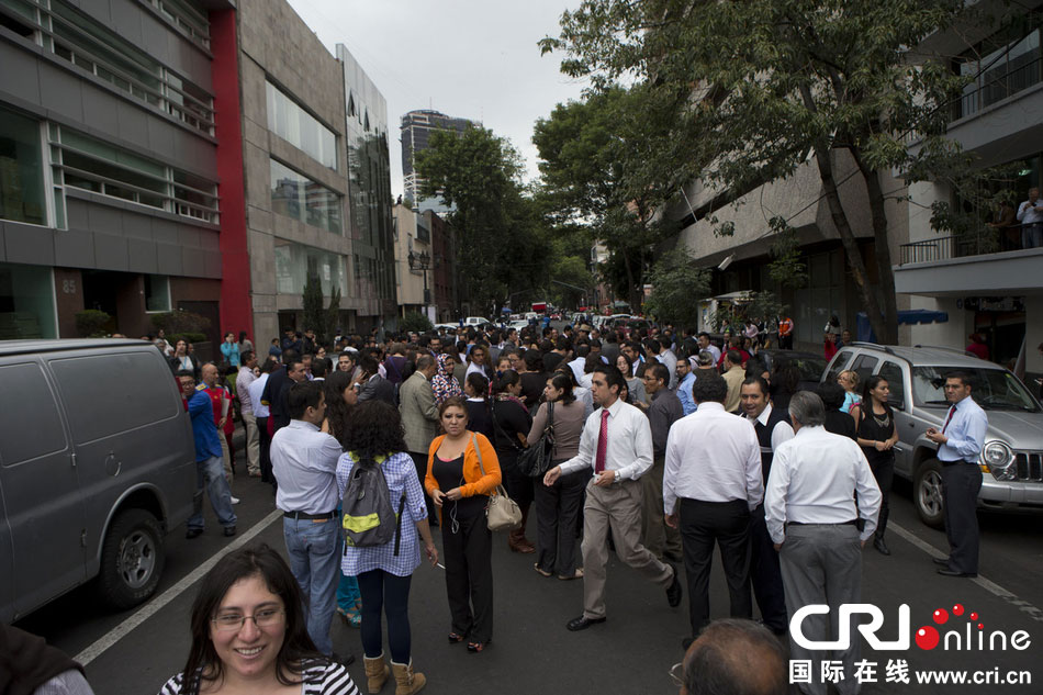 當?shù)貢r間2014年5月8日，墨西哥墨西哥城，市民聚集在街道上?！D片來源：Rebecca Black