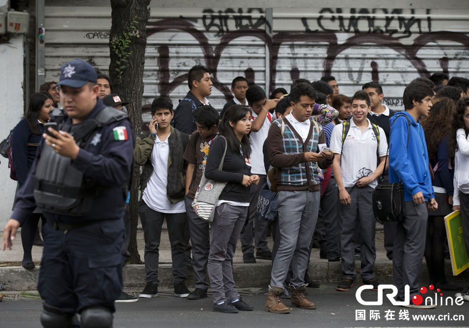 當?shù)貢r間2014年5月8日，墨西哥墨西哥城，市民等在路邊等待道路重新開啟。