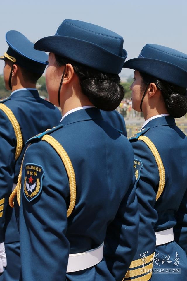 解放軍首批女儀仗兵亮相，90%以上擁有大專以上學(xué)歷，平均身高1.72米。圖為女兵儀仗隊。