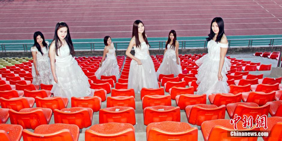 武漢女大學(xué)生婚紗畢業(yè)照 靚麗搶鏡 武漢女大學(xué)生婚紗畢業(yè)照 靚麗搶鏡