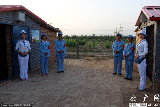 河南一農(nóng)場(chǎng)近百名員工著紅軍裝上班 河南一農(nóng)場(chǎng)近百名員工著紅軍裝上班