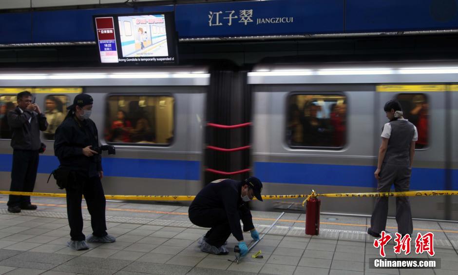 圖為新北市警察在現(xiàn)場(chǎng)勘查。中新社發(fā) 劉舒凌 攝